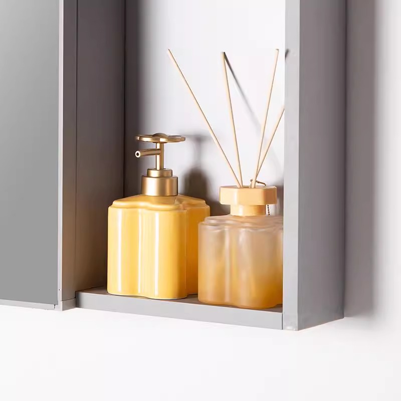 Moderne orangefarbene florale  – Zara Home Bathroom Bewertung und Preis