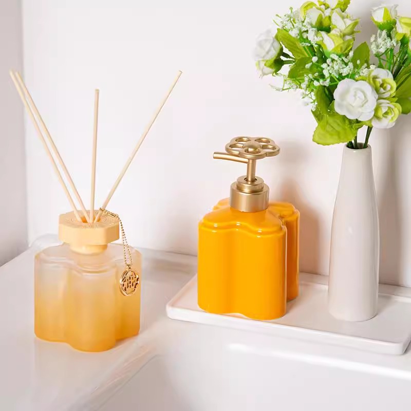 Moderne orangefarbene florale  – Zara Home Bathroom Bewertung und Preis